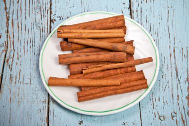 ahşap arka plan üzerinde plaka tarçın