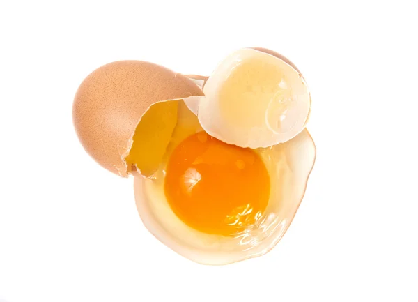 Gebroken ei op witte achtergrond — Stockfoto