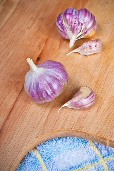 Testa di aglio su un tagliere primo piano — Foto Stock
