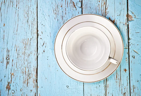 Чашка чая и блюдце на деревянных досках — стоковое фото