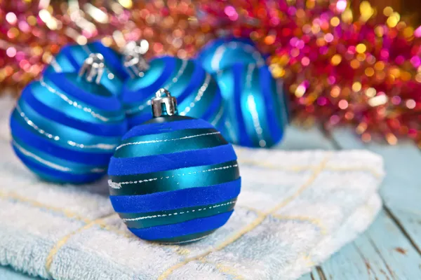 Mavi Noel topları, ufuk arka plan — Stok fotoğraf