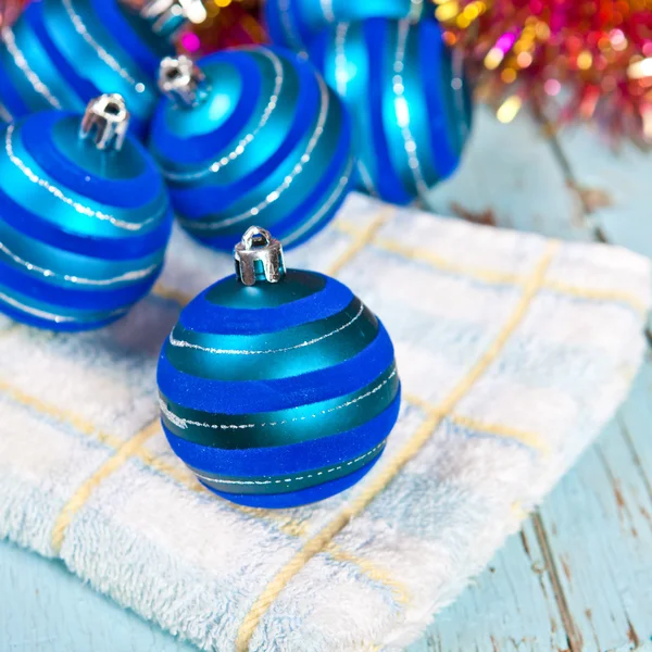 Bolas azules de Navidad, fondo desenfocado — Foto de Stock