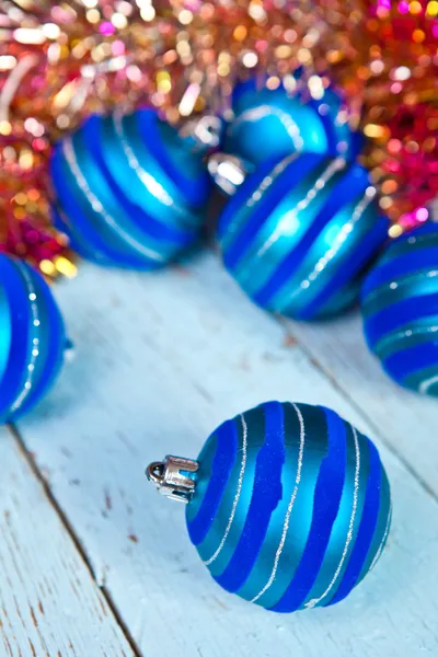 Boules de Noël bleues, fond déconcentré — Photo