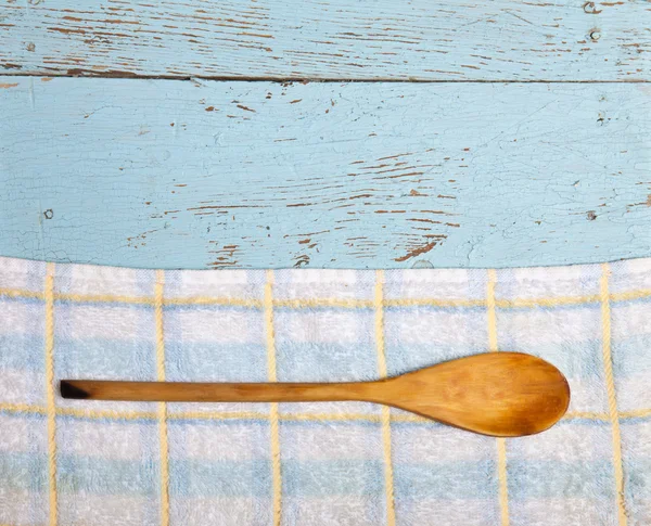 Colher de madeira em cima das toalhas na mesa — Fotografia de Stock
