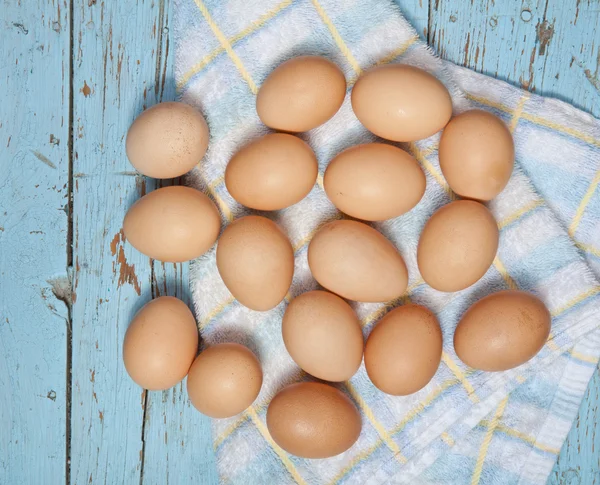 Huevos de pollo sobre una mesa de madera — Foto de Stock