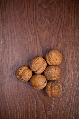 Tahta bir arka planda cevizler