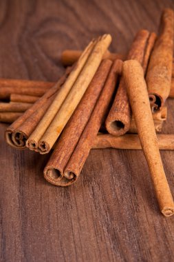 Ahşap arka planda tarçın çubukları