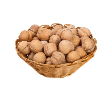 Beyaz arka planda sepette cevizler