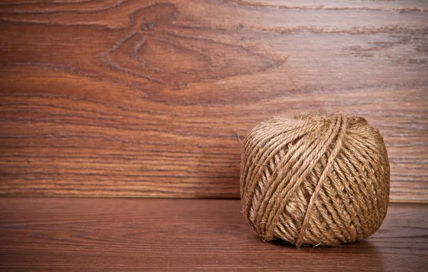 Kotouč lana na dřevěné pozadí — Stock fotografie
