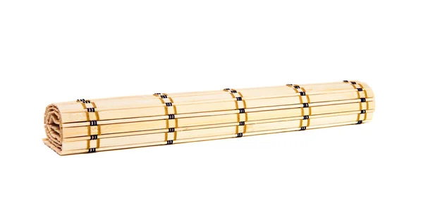 Tapete de bambu rolou sobre um fundo branco — Fotografia de Stock