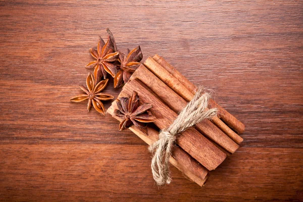 Cinnamon sticks and star anise on a wooden background — Stock Photo, Image