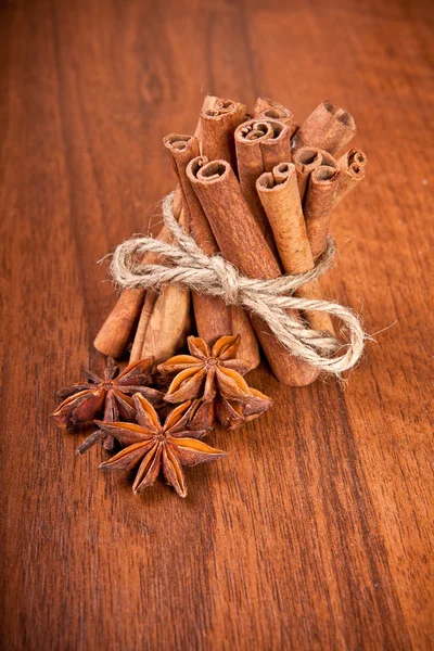 Cinnamon sticks and star anise on a wooden background — Stock Photo, Image