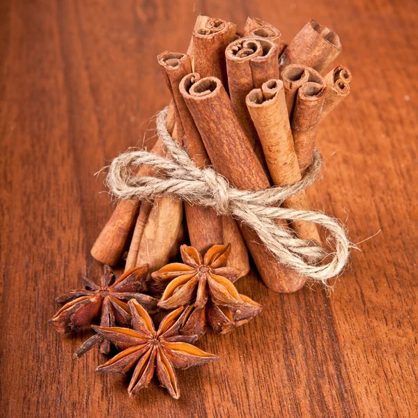 Cinnamon sticks and star anise on a wooden background — Stock Photo, Image