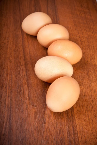 Huevos de pollo sobre fondo de madera — Foto de Stock