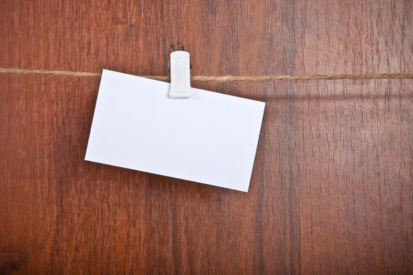 木製の背景上ロープ上の空白のカード — ストック写真