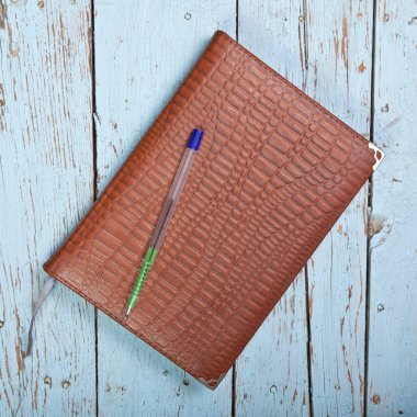 deri bağlı deftere ahşap zemin