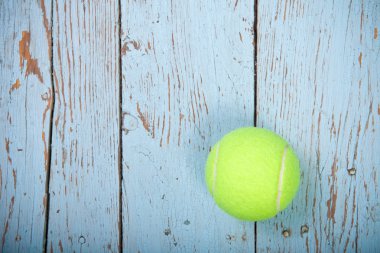 ahşap zemin tenis topu