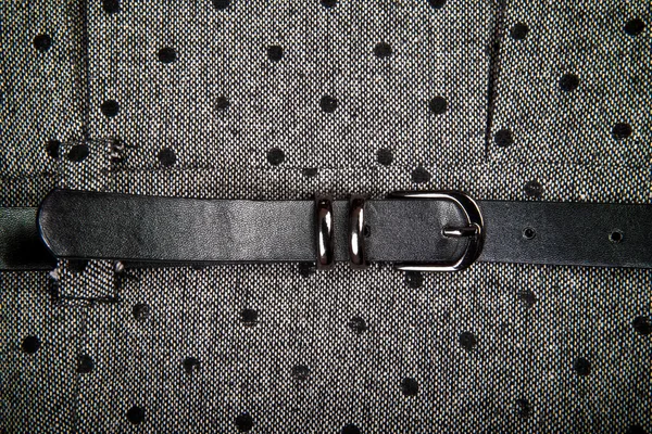 Ceinture en cuir noir sur fond de matière sombre — Photo