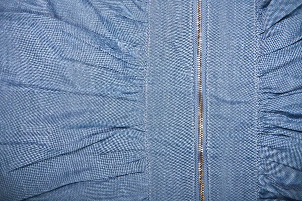 Застібка-блискавка на джинсовому фоні — стокове фото