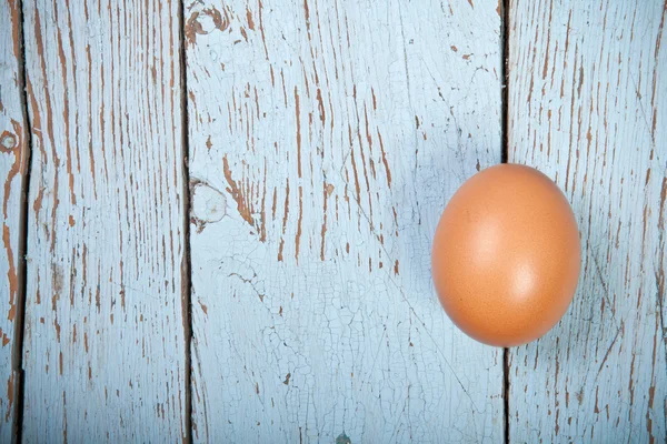 鸡蛋在一个木制的背景上 — 图库照片