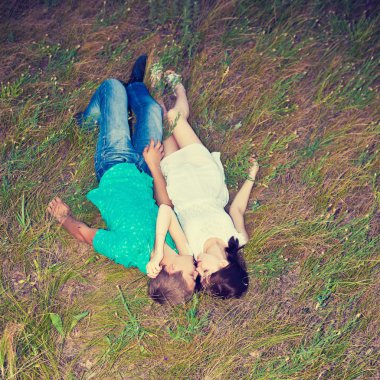 Çift çim üzerinde yalan sevgi dolu, sayfa görünümü