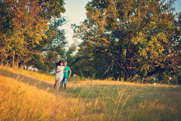 Verliebtes Paar läuft auf Waldlichtung herum — Stockfoto