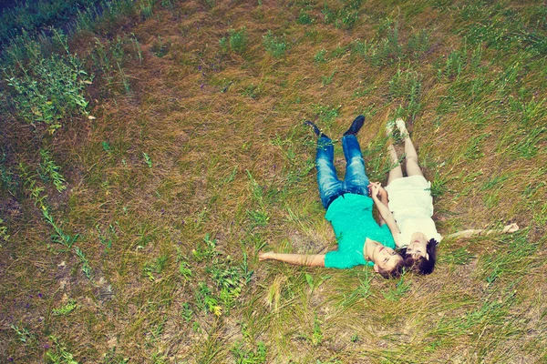Pareja cariñosa tumbada en la hierba, vista superior —  Fotos de Stock