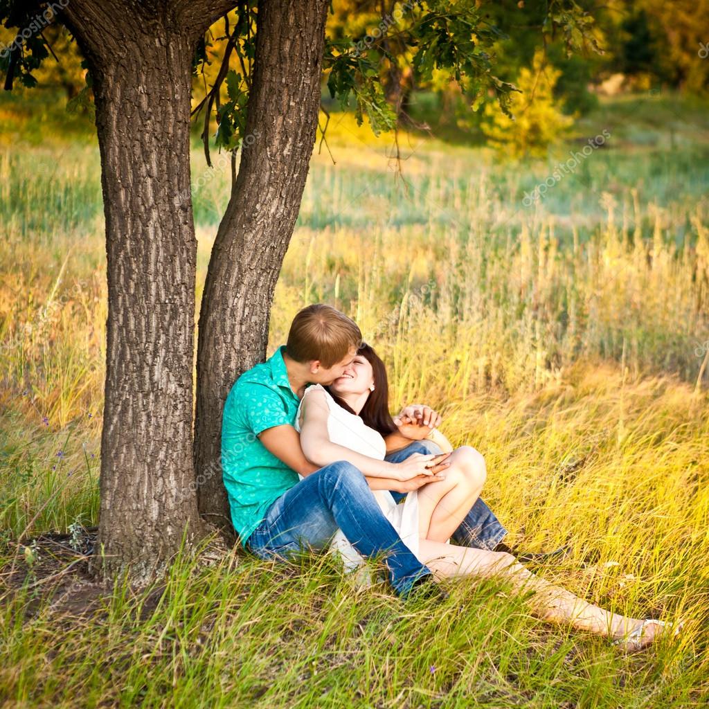 Pareja bajo el árbol fotos de stock, imágenes de Pareja bajo el árbol sin royalties | Depositphotos Pareja bajo el árbol fotos de stock, imágenes de Pareja bajo el árbol sin royalties | Depositphotos