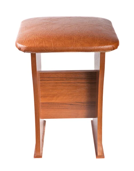 Деревянный стул с кожаным сиденьем на белом фоне — стоковое фото