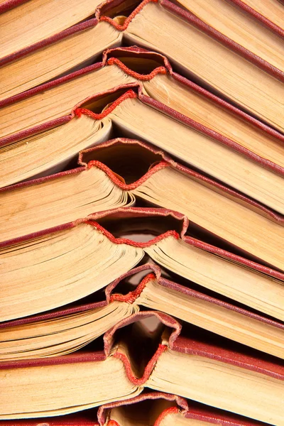 Pila di libri aperti primo piano — Foto Stock