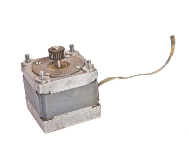 beyaz zemin üzerinde eski elektrik motoru