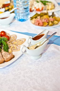 süslü masa üstünde iki seramik tabaklar