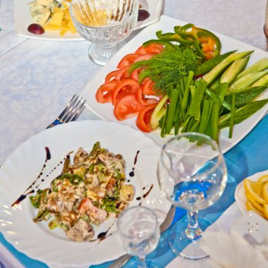 süslü masa üstünde yiyecek