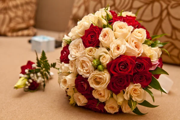 Bridal bouquet and boutonniere on the couch — Stock Photo, Image