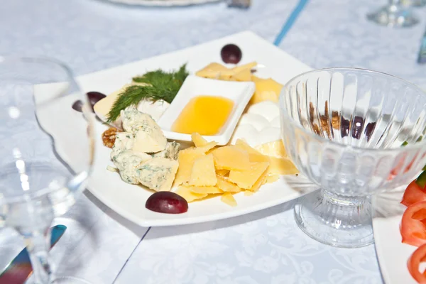 Queso mezclado en un plato —  Fotos de Stock