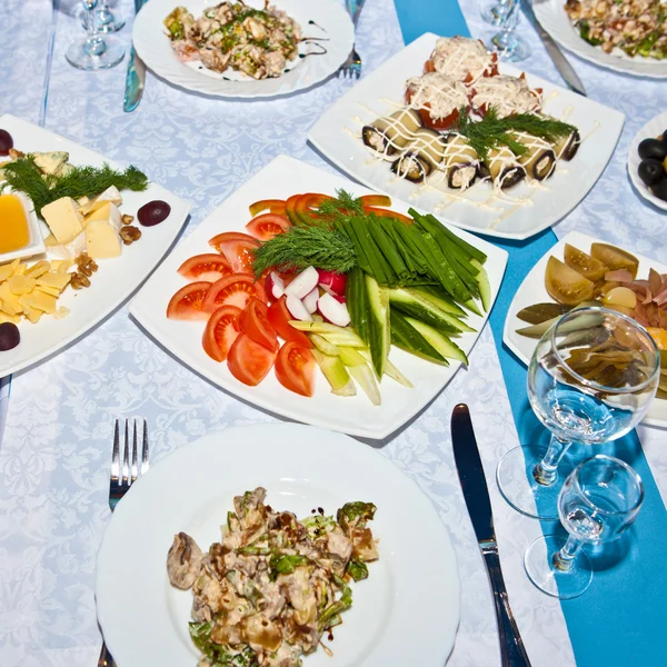 Essen auf dekoriertem Tisch — Stockfoto