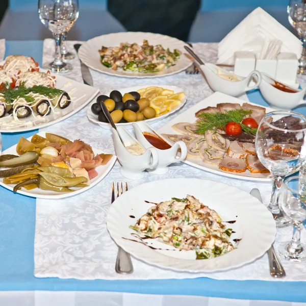 Comida em mesa decorada — Fotografia de Stock
