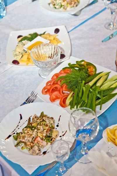 Comida em mesa decorada — Fotografia de Stock