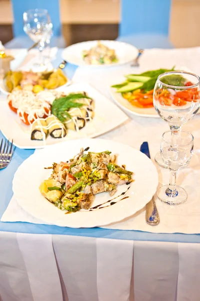 Salada de carne em uma chapa — Fotografia de Stock