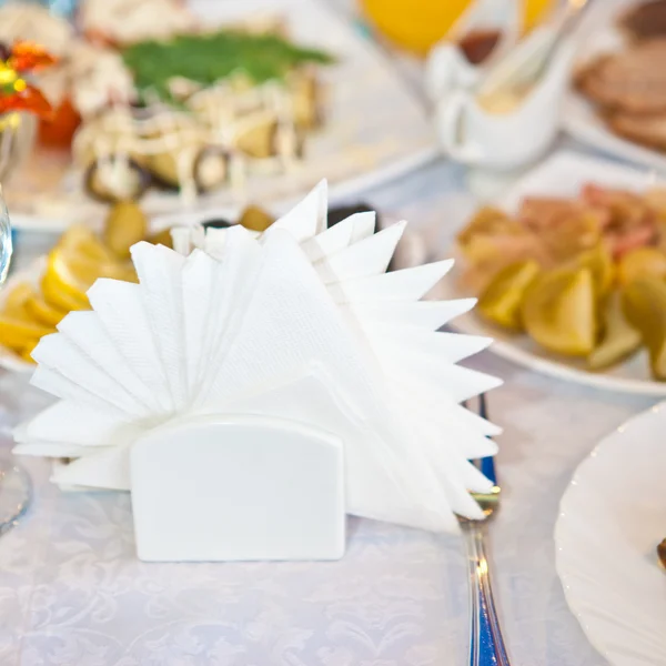 Papierservietten auf dekoriertem Tisch — Stockfoto