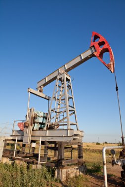 Mavi gökyüzünün arka planında yağ pompası