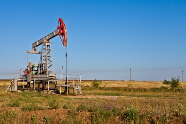 Mavi gökyüzünün arka planında yağ pompası