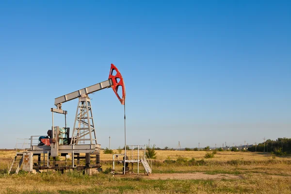 Oil pump on a background of blue sky — Stock Photo, Image