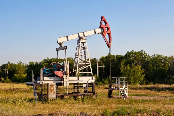 Oil pump on a background of blue sky — Stock Photo, Image