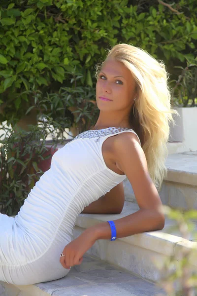 Uma menina em um vestido branco no parque — Fotografia de Stock