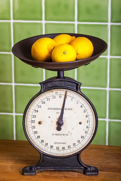 Old Scales with Lemons — Stock Photo, Image