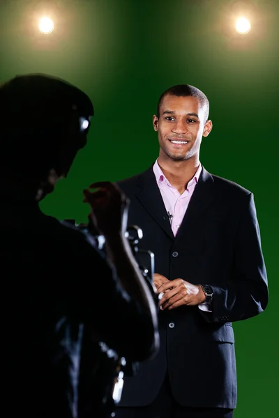 TV-reporter i grön skärm studio — Stockfoto