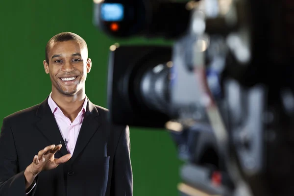 Moderatorin im Fernsehstudio mit Vordergrundkamera — Stockfoto