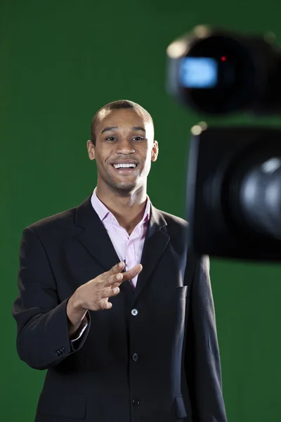Moderatorin im grünen Fernsehstudio — Stockfoto