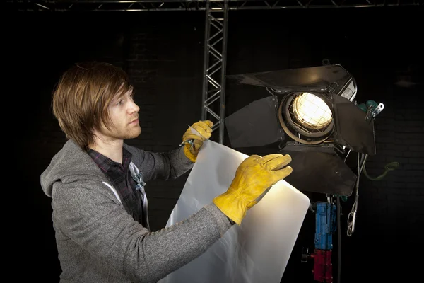 Hombre de iluminación en Television Studio — Foto de Stock